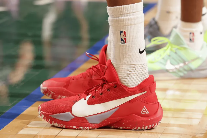 九游体育官方网站-阿德托昆博穿着红色Freak2，得到25分8篮板5助攻1抢断