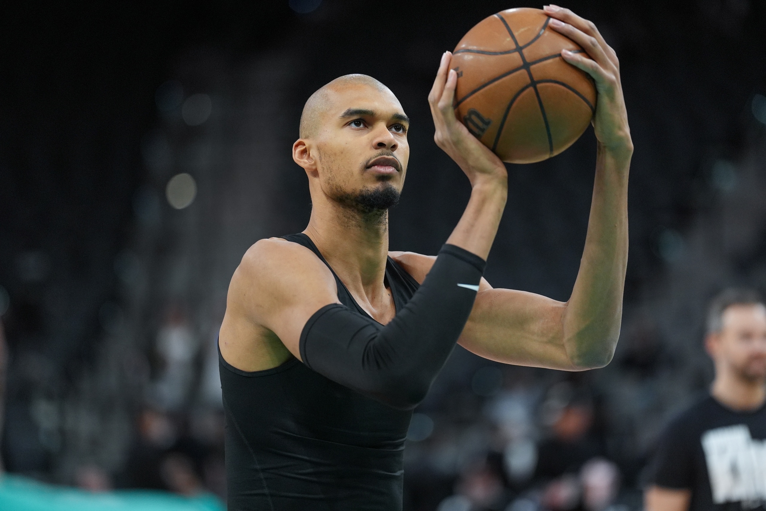 文班谈光头造型：之前就有这个想法 近期输了几场必须做出改变