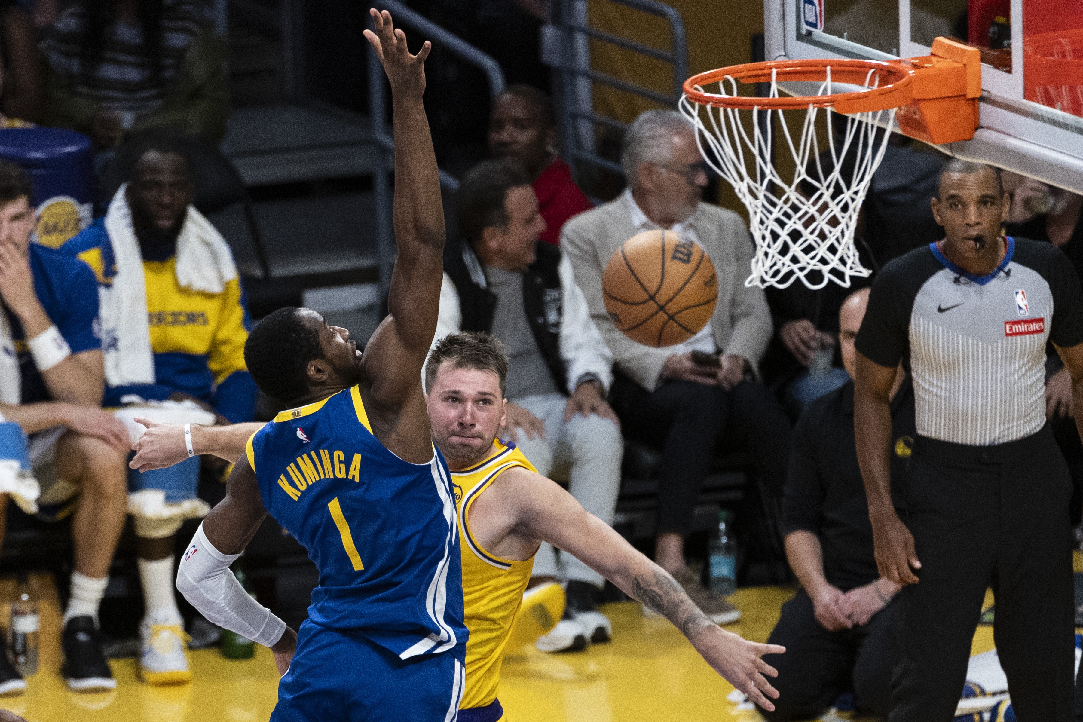 九游官网-逢低买入库明加？湖人筹码不符合勇士需求 交易需要拉入第三方