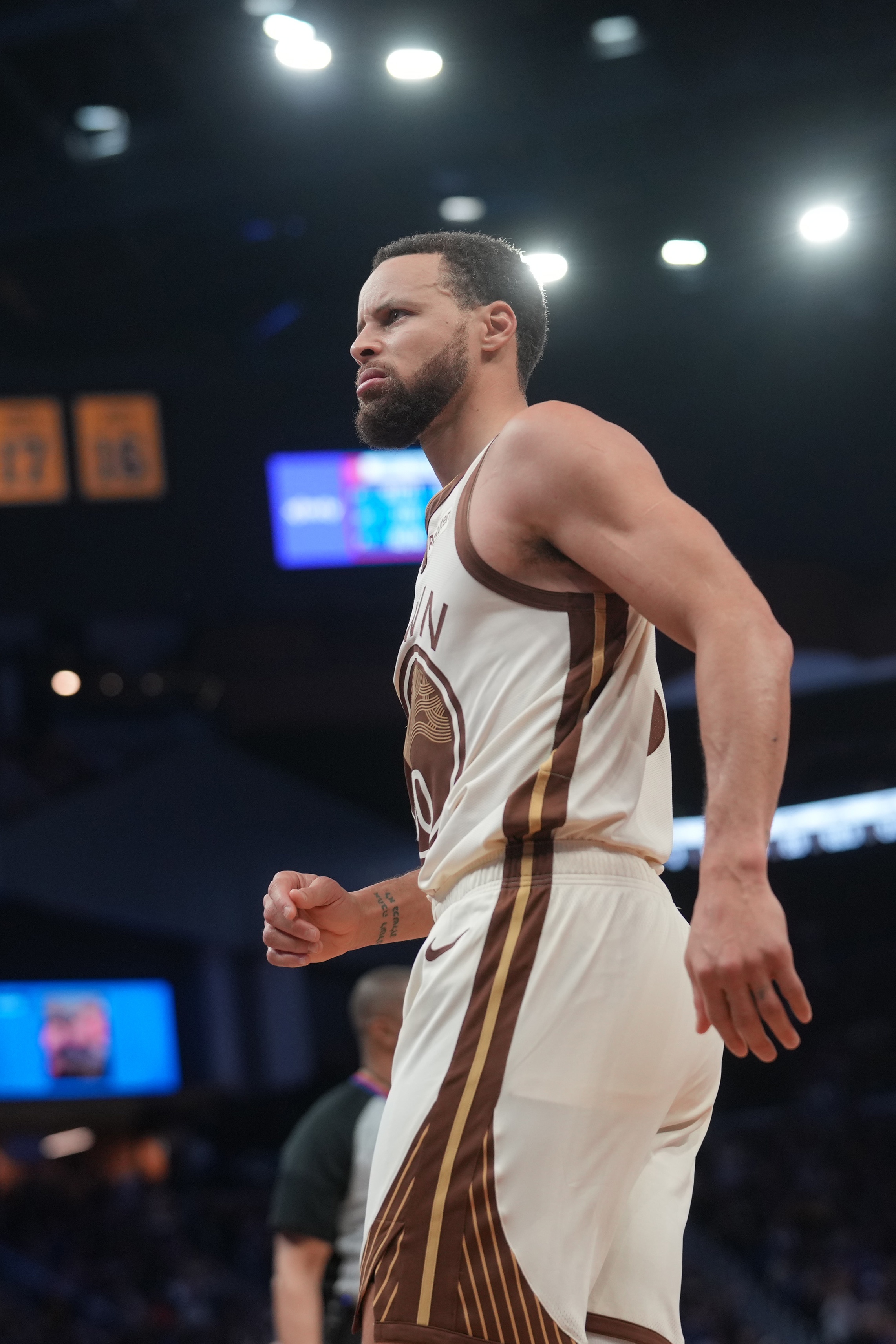 九游体育官网-Shams：库里形容自己的右膝问题为难以预测 此前已多次出现反复