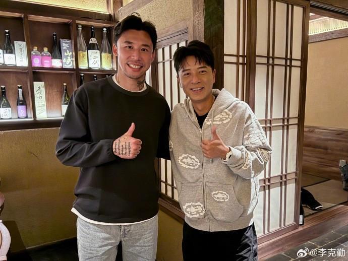 九游体育官方网站-李克勤晒与张琳芃合影：上海工作+好友相聚，很开心